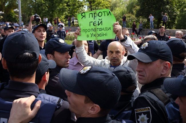 Противники Марша равенства отстаивали свою точку зрения мирно
